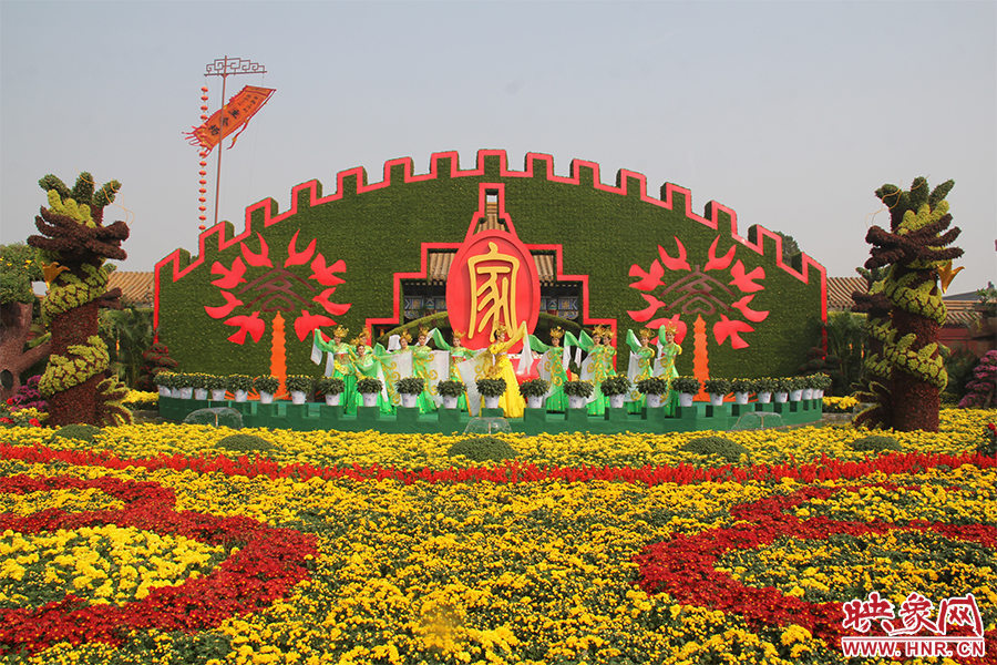 龍亭公園內大型菊花景觀。