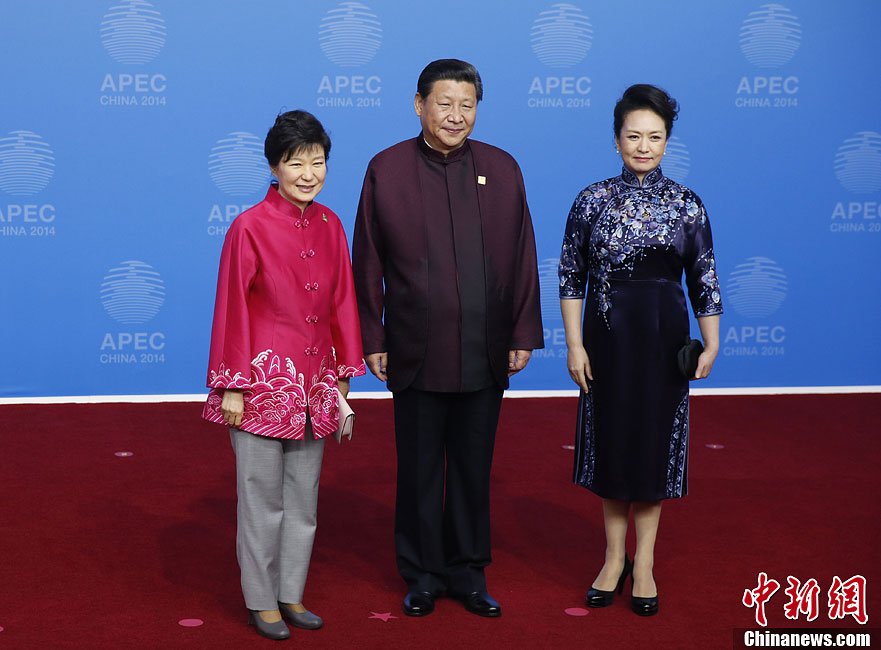 圖為習(xí)近平夫婦歡迎韓國(guó)總統(tǒng)樸槿惠。中新社發(fā) 杜洋 攝
