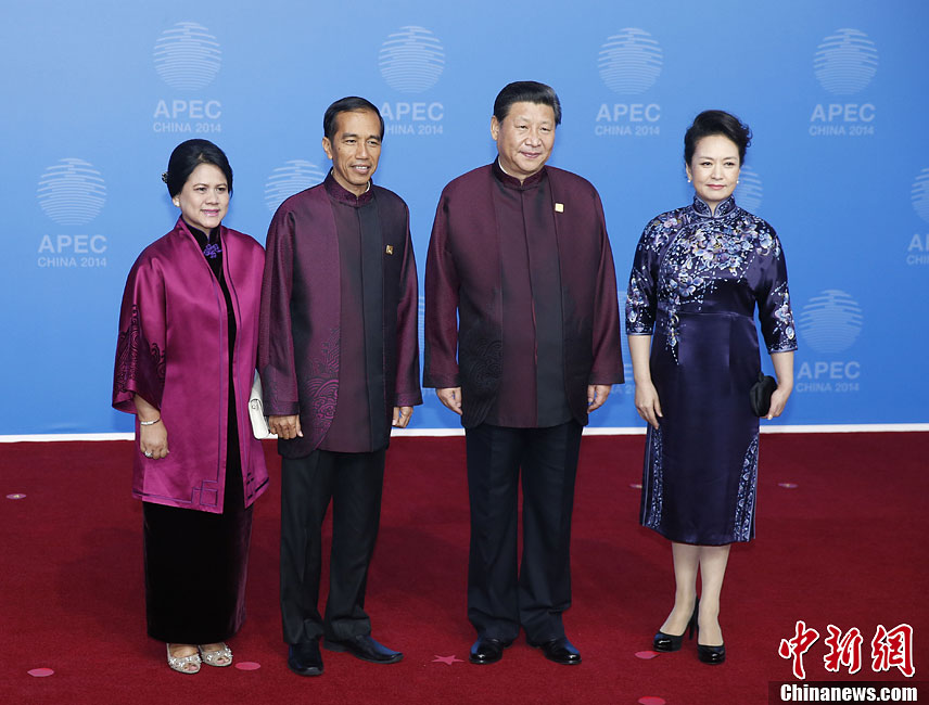 圖為習(xí)近平夫婦歡迎印度尼西亞總統(tǒng)佐科·維多多。中新社發(fā) 杜洋 攝