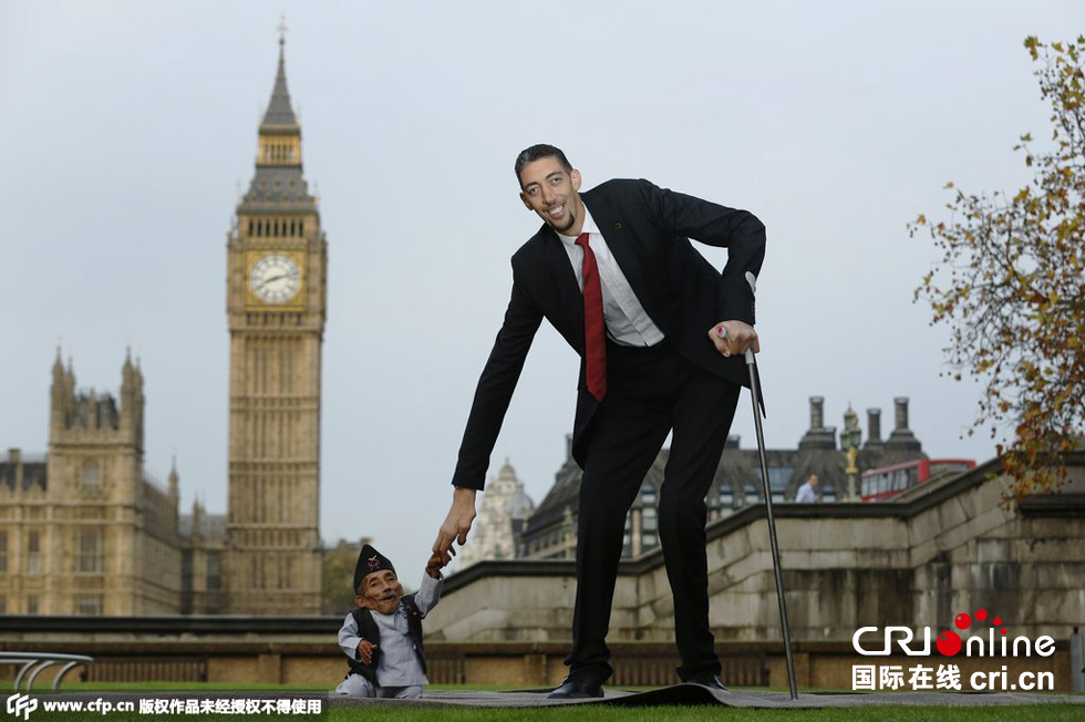 當地時間2014年11月13日,英國倫敦,世界上最矮的男子錢德拉·巴哈杜爾·唐吉與世界上最高的男子蘇 當地時間2014年11月13日,英國倫敦,世界上最矮的男子錢德拉·巴哈杜爾·唐吉與世界上最高的男子蘇