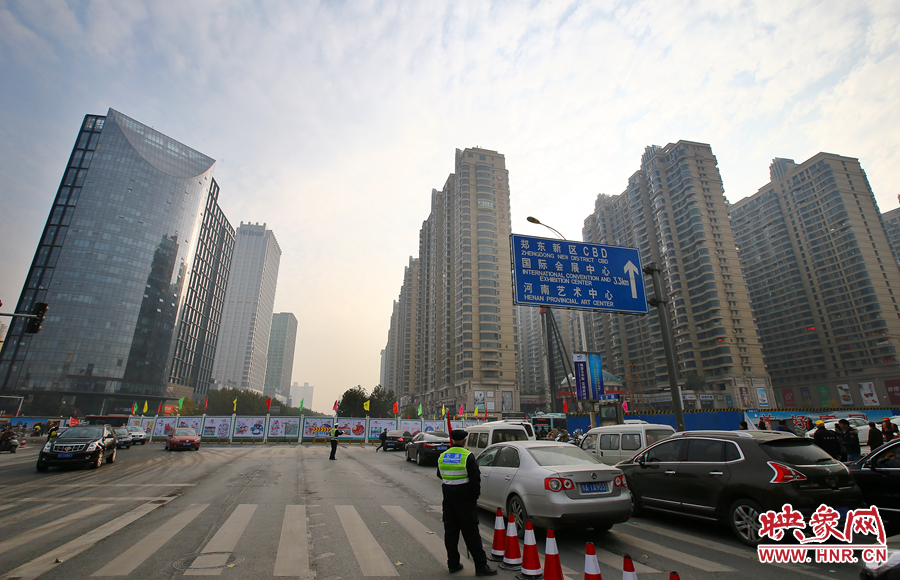 由于圍擋，汽車司機(jī)看不到對面的紅綠燈，車輛通行全靠交警現(xiàn)場指揮