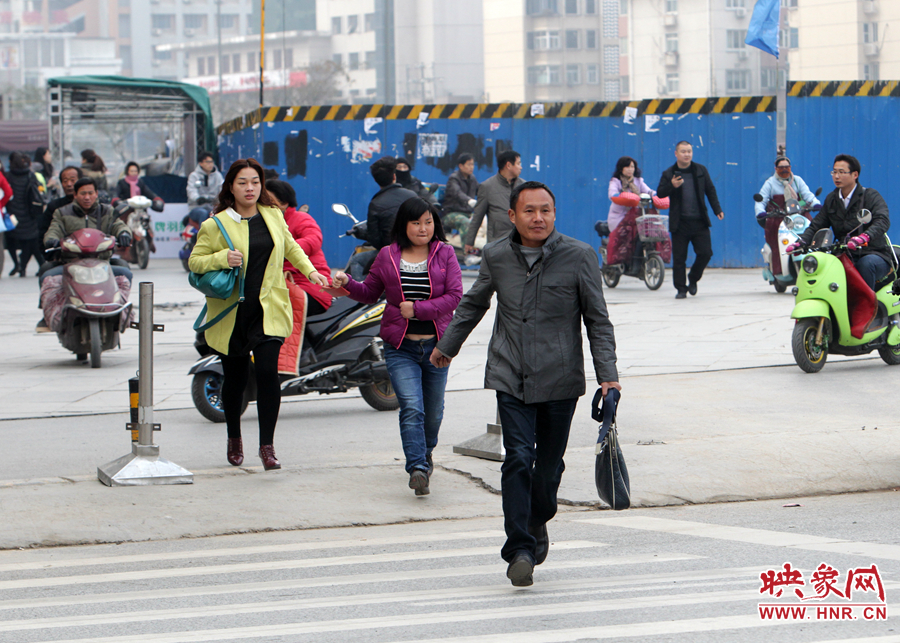 因?yàn)槎萝嚕S多上班族飛奔在路上