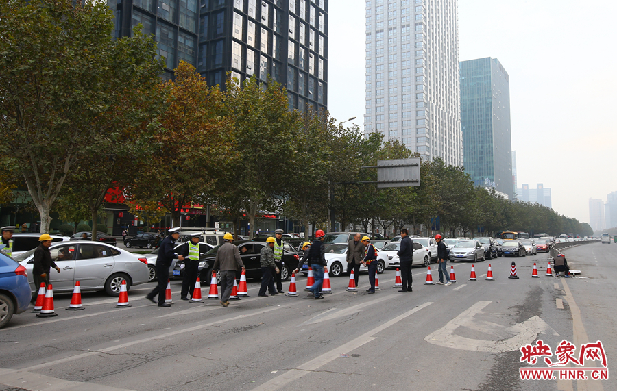 早上高峰期到來前，交警和工作人員設(shè)置道路引導(dǎo)警示樁