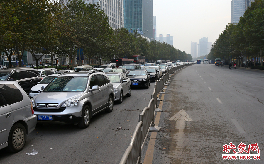 金水路由東向西方向長長的車隊(duì)一眼望不到頭