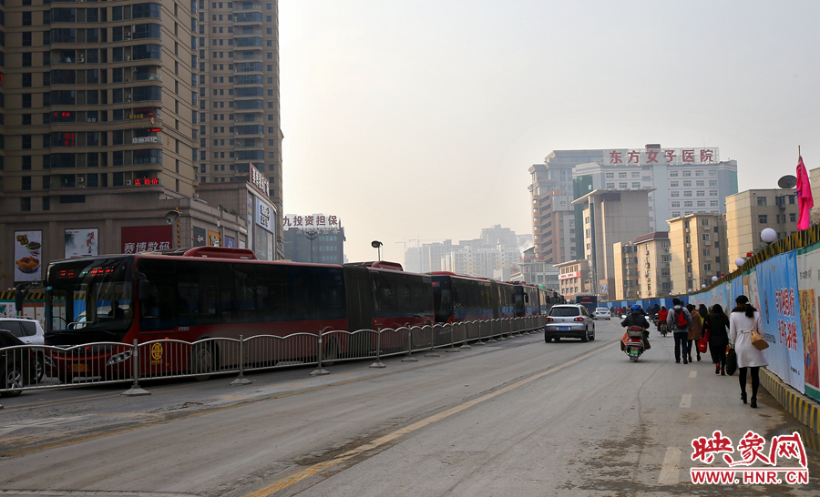 未來路道路兩邊施工，行人和非機(jī)動(dòng)在機(jī)動(dòng)車道路上通行