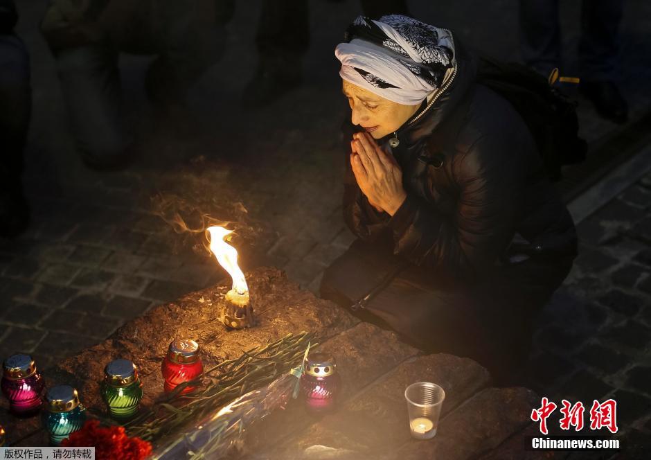 當(dāng)?shù)貢r(shí)間2014年11月22日，烏克蘭基輔，民眾舉行儀式紀(jì)念1932-1933烏克蘭大饑荒81周年