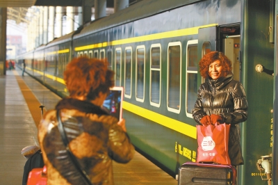 鄭州火車站又見綠皮車,車前留個影。