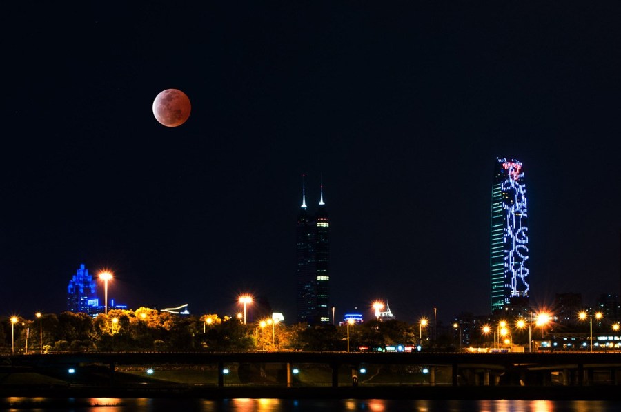 4月4日，深圳，月全食，一輪紅月亮現(xiàn)身夜空。（合成）鄧飛/CFP