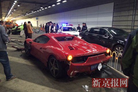 一輛蘭博基尼與一輛法拉利發生事故，現場狀況慘烈
