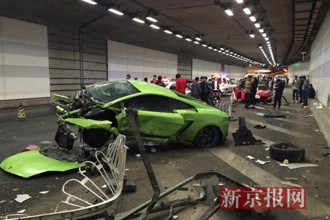 一輛蘭博基尼與一輛法拉利發生事故，現場狀況慘烈