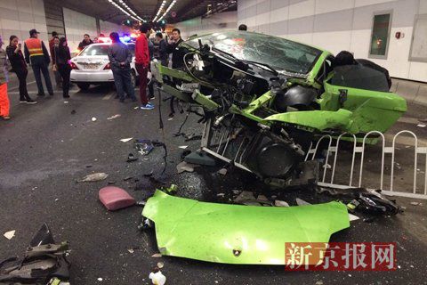 一輛蘭博基尼與一輛法拉利發生事故，現場狀況慘烈
