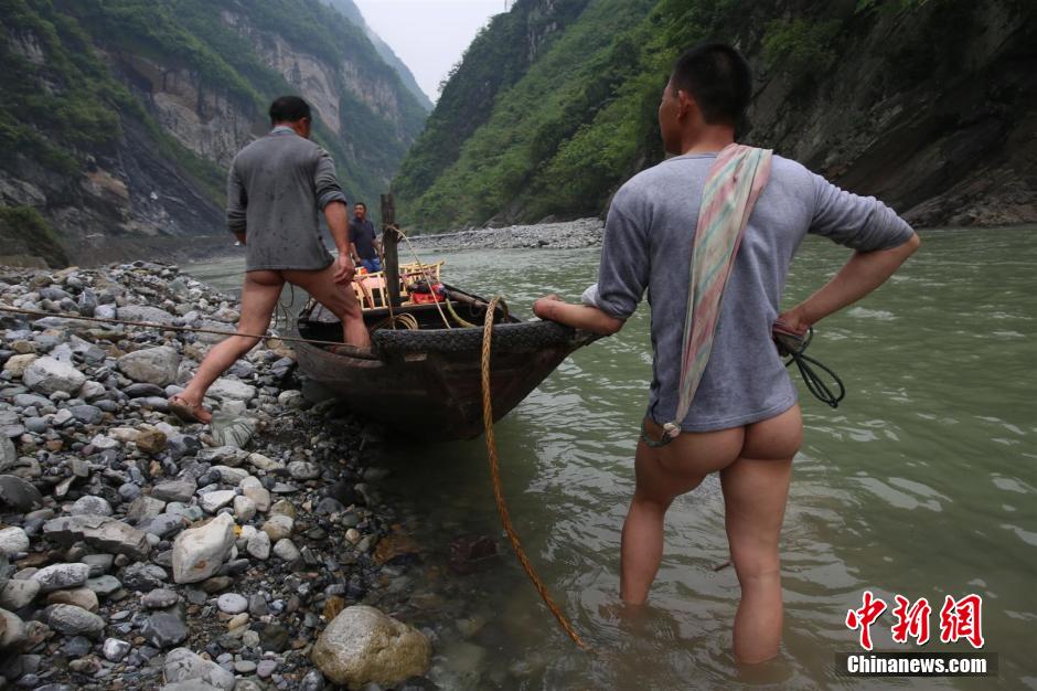 巴東神農溪還保留著獨特的裸體纖夫拉纖景觀。