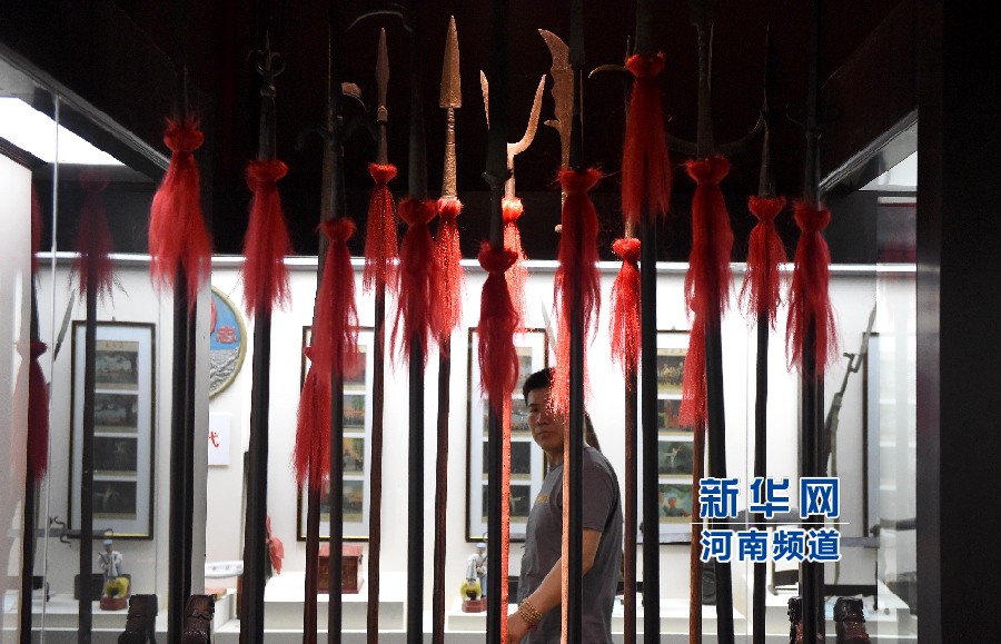 4月26日，參觀者在兵器展覽館內(nèi)參觀。