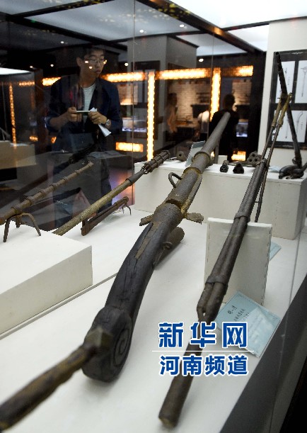 4月26日，參觀者在兵器展覽館內(nèi)參觀。