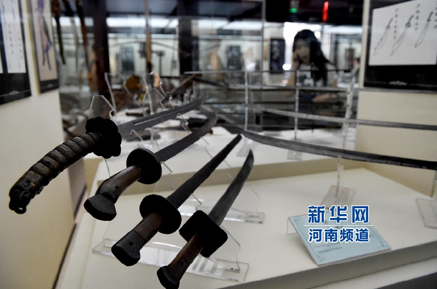 4月26日，參觀者在兵器展覽館內(nèi)參觀。
