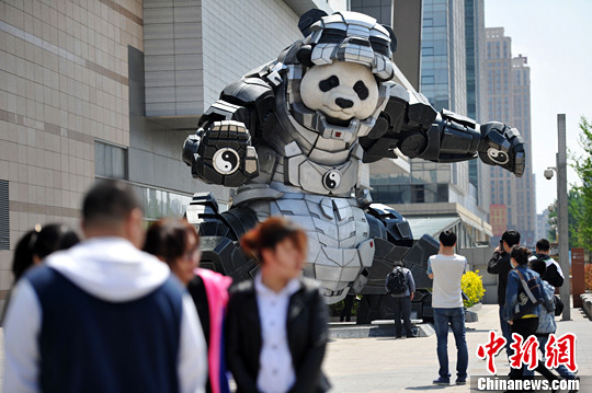 5月9日，遼寧沈陽，一商城門前廣場上驚現(xiàn)7米多高的熊貓鋼鐵俠，吸引不少人駐足拍照。
