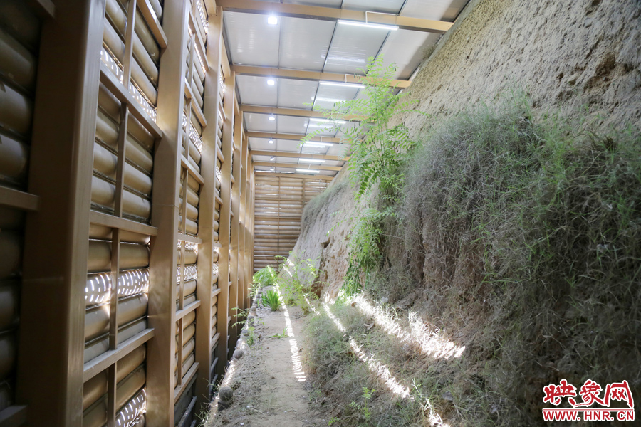 鄭州市商城遺址保護管理處對該節點1700米城垣兩側斷面遺址進行保護性設施建設。