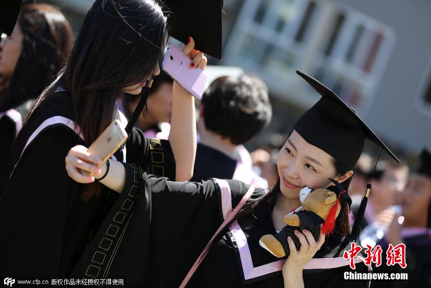 北影本科畢業典禮 美女學生素顏難掩清新