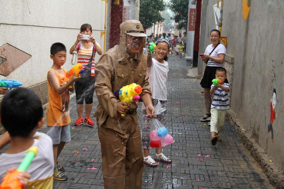 孩子們扮成八路軍手持水槍打鬼子。