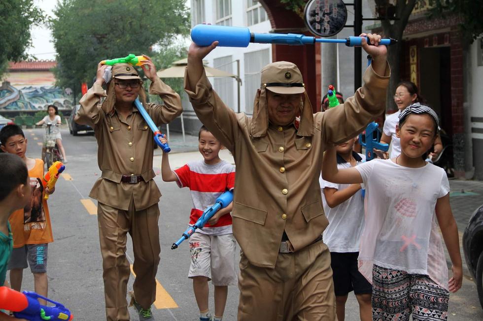 最終幾名鬼子被八路軍制服，被押著游街示眾，以此慶祝抗日戰爭勝利70周年。