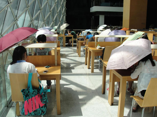 2015年8月2日，深圳圖書館，“太陽曬進(jìn)來很熱的，我們都要撐著傘讀書。”