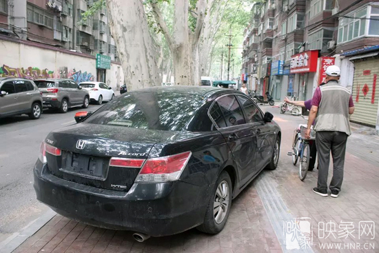 男子的車牌因是外地牌照，被小偷盜走。