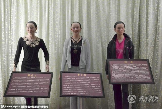 ，“華鎣山中外名人蠟像館”中的蠟像，被網友稱作“華鎣山農貿服裝發(fā)布會”。
