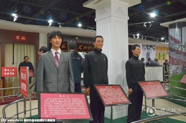 “華鎣山中外名人蠟像館”中的蠟像，被網友稱作“華鎣山農貿服裝發(fā)布會”。