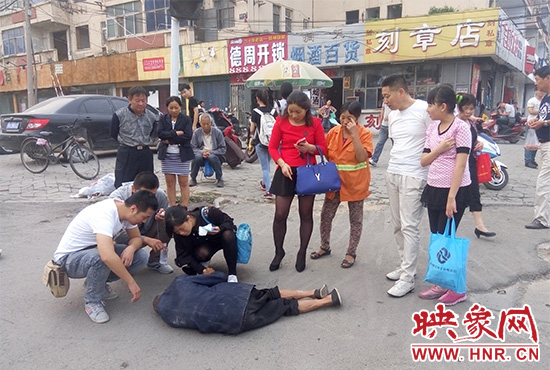 據(jù)附近環(huán)衛(wèi)工人介紹，老人是自己過路口時不小心摔倒的。