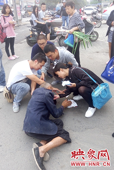 一些愛心市民在撥打了110和120后，上前給老人擦臉上的血跡。