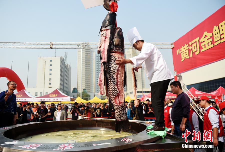 河南鄭州，一個(gè)直徑3.15米，深0.7米，可容納3噸高湯的“中原第一鍋”現(xiàn)場(chǎng)烹煮火鍋盛宴。