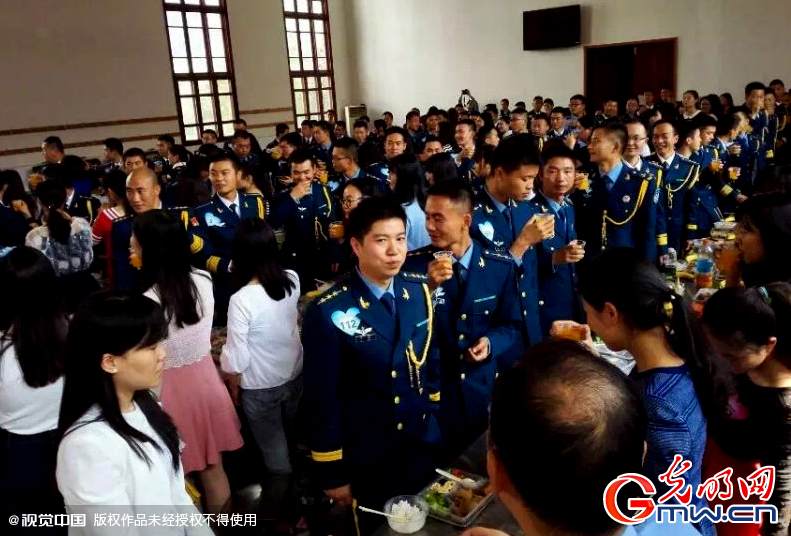 湖北武漢，“嫁人就嫁解放軍”，每年一屆的武漢軍旅姻緣會17日在駐漢空軍某指揮所文化活動中心舉行