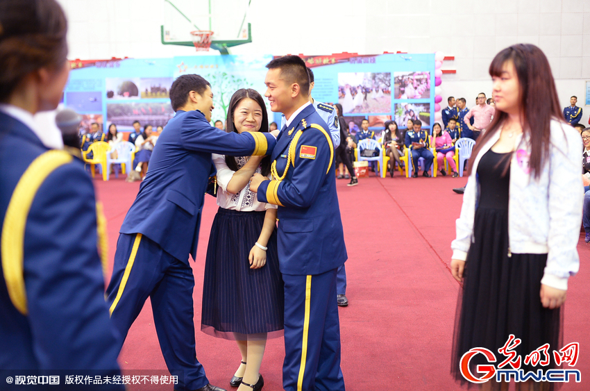 湖北武漢，“嫁人就嫁解放軍”，每年一屆的武漢軍旅姻緣會17日在駐漢空軍某指揮所文化活動中心舉行