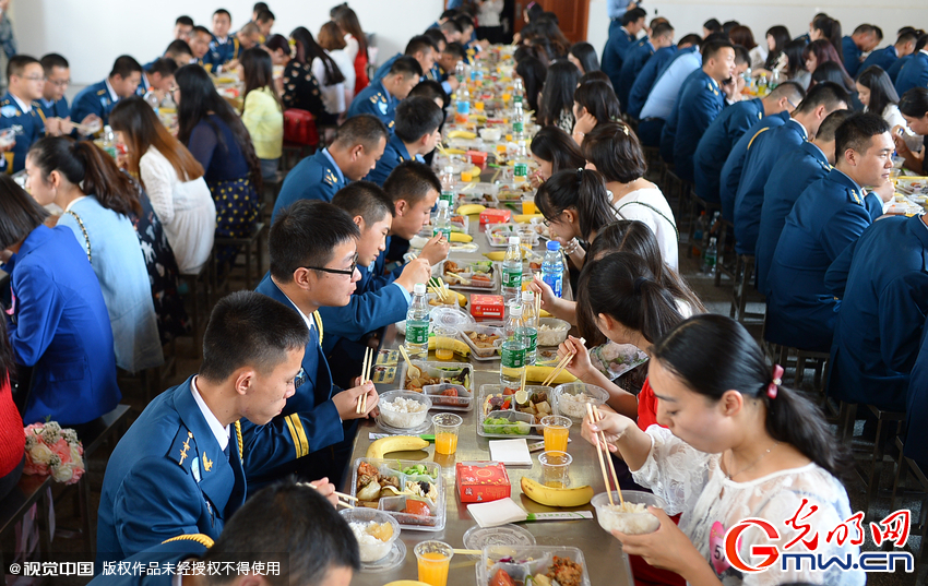 湖北武漢，“嫁人就嫁解放軍”，每年一屆的武漢軍旅姻緣會17日在駐漢空軍某指揮所文化活動中心舉行
