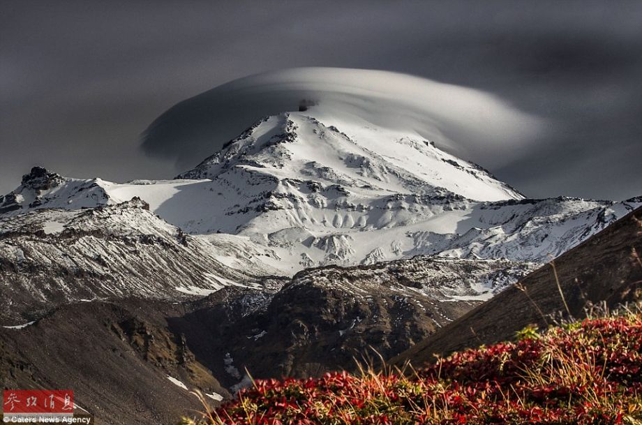 火山上籠罩著類似于外星飛碟形狀的云彩，場景猶如科幻大片。
