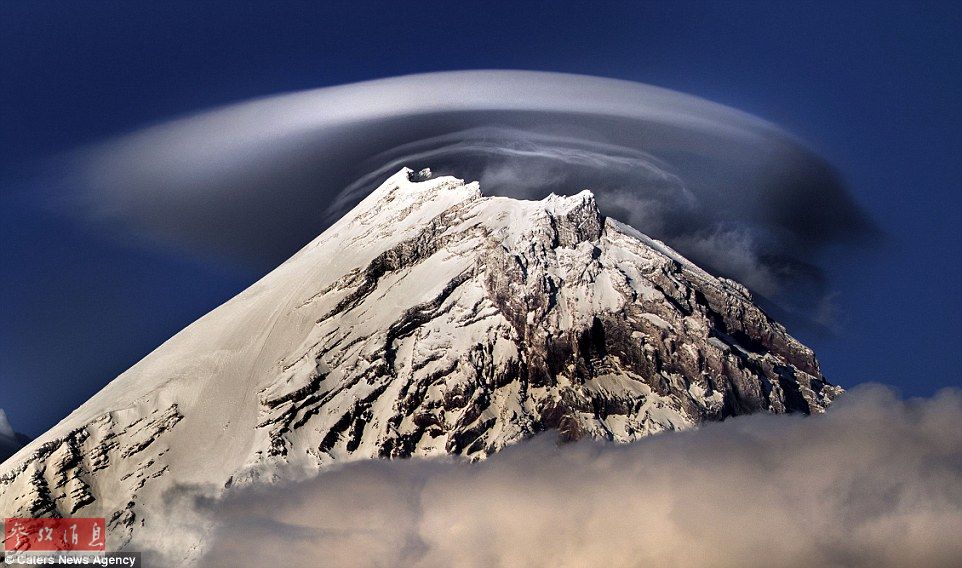 火山上籠罩著類似于外星飛碟形狀的云彩，場景猶如科幻大片。