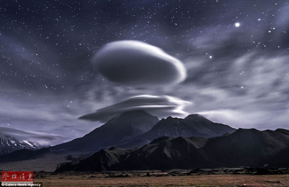 火山上籠罩著類似于外星飛碟形狀的云彩，場景猶如科幻大片。