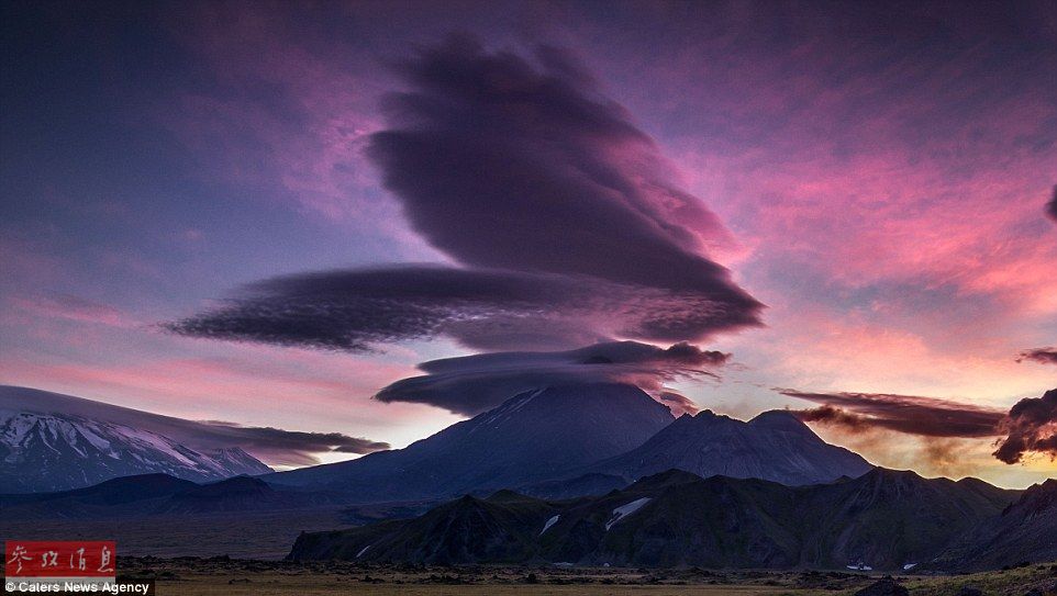 火山上籠罩著類似于外星飛碟形狀的云彩，場景猶如科幻大片。