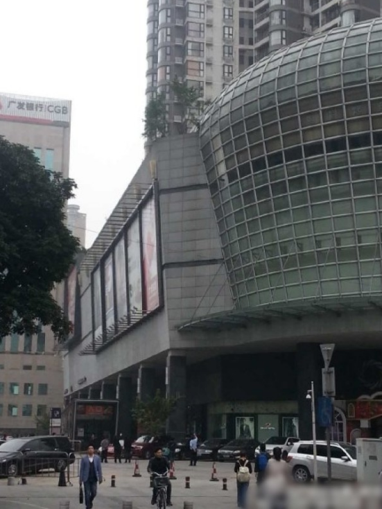 一輛停在停車位上的寶馬轎車，被墜落的樹枝砸中，樹枝徑直插入車內(nèi)，現(xiàn)場(chǎng)引發(fā)不少市民圍觀拍照。