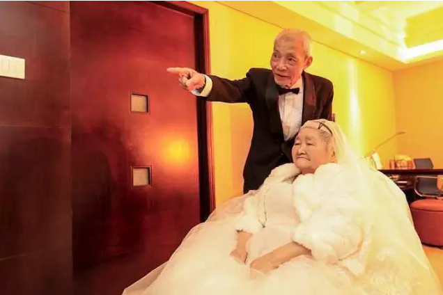 情人節最溫暖告白！84歲老人包下整樓示愛老伴
