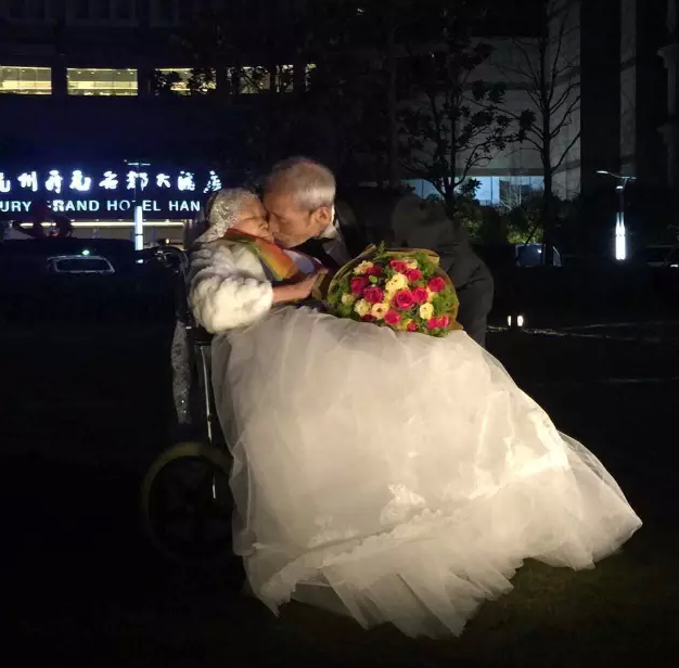情人節最溫暖告白！84歲老人包下整樓示愛老伴