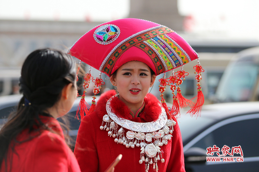 漂亮的頭飾配美女，回頭率相當高