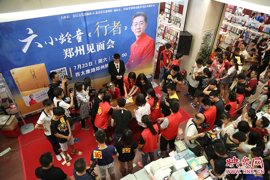 不到三個小時的簽售時間，六小齡童累計簽售自傳2900余冊，創(chuàng)造了鄭州購書中心的歷史記錄.jpg