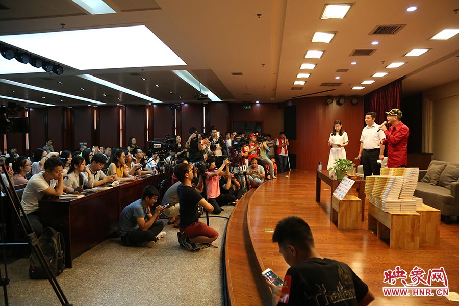 河南本土主流媒體基本全部到場，六小齡童接受記者提問。
