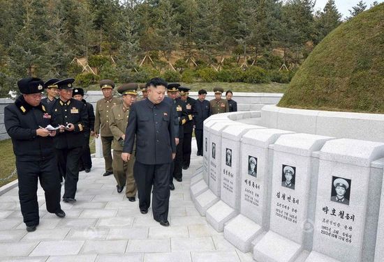 原文配圖：金正恩前往烈士墓拜祭。