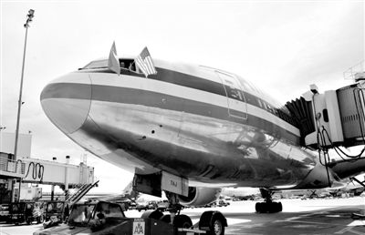 2011年4月5日，美國(guó)航空公司為洛杉磯至上海首條直飛航線的開(kāi)通舉行剪彩儀式。目前，美國(guó)航空、美國(guó)聯(lián)合航空和達(dá)美航空已經(jīng)向中國(guó)提交了飛行計(jì)劃。