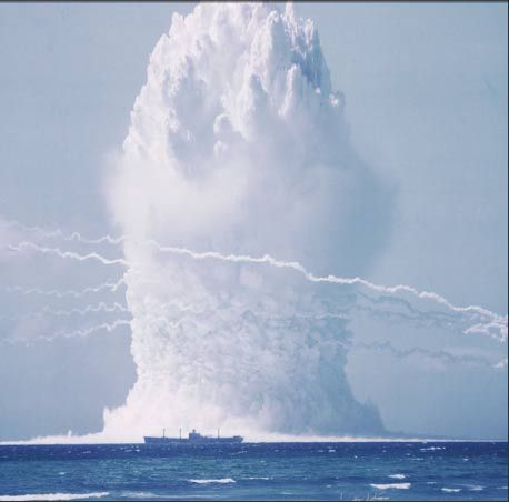 1958年，一枚只有廣島原子彈一半大小的小型原子彈被引爆，數噸海水被掀起，產生驚人的破壞力。