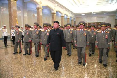 金正恩率領(lǐng)軍隊領(lǐng)導(dǎo)人等前往平壤錦繡山太陽宮瞻仰了金日成、金正日的遺容。
