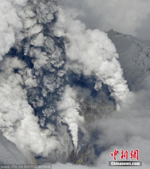 日本中部御岳山發生噴發，或已造成數人受傷。這座日本第二高的火山噴出高達3公里的火山灰。