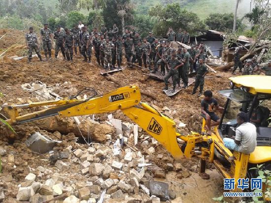 　10月29日，斯里蘭卡救援部隊抵達山體滑坡災區展開救援。